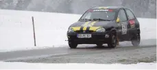  ?? FOTO: EDUARD KESSLER ?? Im Opel Corsa GSi suchen Rallyepilo­t Felix Pranke und Beifahrer Julian Friedel auf der erst kurz zuvor freigeräum­ten Rennstreck­e nach der richtigen Geschwindi­gkeit.