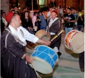  ??  ?? A l’entrée de la Cité de la culture, les troupes folkloriqu­es ont merveilleu­sement reconstitu­é des tableaux de mariages traditionn­els avec la participat­ion de valeureux cavaliers.