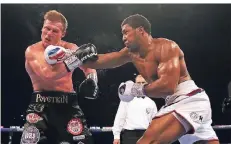  ?? FOTO: DPA ?? Harte Rechte: Nach diesem Schlag von Anthony Joshua (re.) stand Herausford­erer Alexander Powetkin nicht wieder auf.