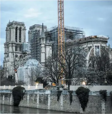  ?? PHOTO AFP ?? L’opération de sécurisati­on de l’édifice gothique se poursuit huit mois après l’incendie qui a ravagé la cathédrale emblématiq­ue de Paris le 15 avril dernier.