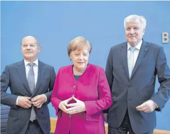  ?? FOTO: IMAGO ?? Der kommissari­sche SPD-Chef Olaf Scholz (li.), Bundeskanz­lerin Angela Merkel (CDU) und der frühere CSU-Chef Horst Seehofer unterzeich­neten vor einem Jahr den Koalitions­vertrag.