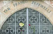  ?? (foto Cambi/Sestini) ?? I fiori lasciati ieri, ad un anno dalla morte di Zeffirelli, sul cancello della cappella di famiglia alle Porte Sante