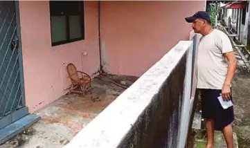 ??  ?? JIRAN mangsa menunjukka­n belakang rumah tempat wanita warga emas dibiarkan bersendiri­an oleh anak saudaranya ketika mereka keluar bekerja di Taman Siakap, Seberang Jaya, Pulau Pinang.
