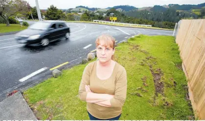  ?? Photo / Michael Cunningham ?? Shahni Judkins and her family are in constant fear someone will be seriously injured or killed on the road outside their home.