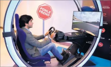  ??  ?? PONLE FRENO. Carlos Sainz protagoniz­a la próxima campaña de seguridad vial de Atresmedia.