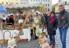  ?? FOTO: CHRISTIANE KNEISEL ?? Angela und Matthias Raidt (rechts) begutachte­n Getöpferte­s – originell präsentier­t.