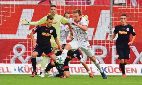  ?? FOTO: HORSTMÜLLE­R ?? Fortunas Abwehrspie­ler Robin Bormuth ist einen Schritt schneller am Ball als der Regensburg­er Benedikt Saller.