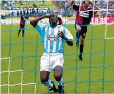  ?? Foto: Contrast, imago ?? Viele Fans sagen, mit diesem Fehlschuss begann der sportliche Niedergang: Francis Kioyo vergibt 2004 einen Elfmeter. Die Löwen steigen ab.