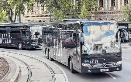  ?? Foto: ÖBB / Marek Knopp ?? Adieu statt Hellö dürfte es beim ÖBB-FernbusAbl­eger mittelfris­tig heißen. Mithilfe von Partnern soll die Auslastung der bisweilen spärlich besetzten schwarzen Hellö-Reisebusse erhöht und so der Verlust verringert werden.