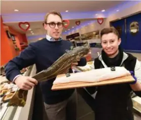  ?? FOTO MIA UYDENS ?? Vishandela­ar Steven Timmermans met een skrei, bediende Melissa toont een spierwitte filet.