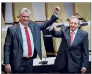  ?? (Photo AFP) ?? Raul Castro (à droite) levant le bras du nouveau président cubain, Miguel Diaz-Canel, après avoir été officielle­ment nommé hier par l’Assemblée nationale à La Havane.