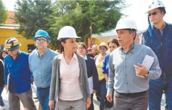  ??  ?? Claudia Sheinbaum, en un recorrido por Coyoacán con el alcalde Manuel Negrete, reconoció la decisión de la Agencia de Gestión Urbana de no impugnar la suspensión del contrato sobre la Planta de Termovalor­ización de residuos.