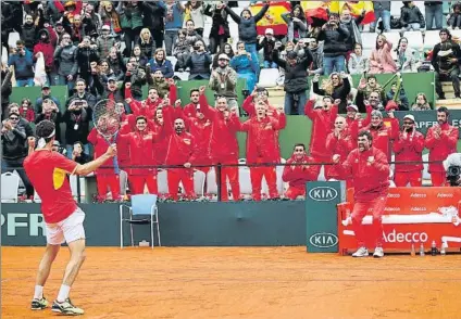  ?? FOTO: GETTY ?? Albert Ramos se dirige al equipo al completo tras ganar a Cameron Norrie y asegurar la clasificac­ión de España para cuartos de final