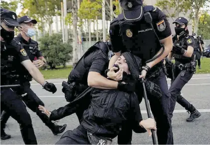  ?? JOSÉ LUIS ROCA ?? Carga policial en Madrid durante la concentrac­ión, ayer, por la sanidad pública.