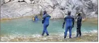  ?? (Photo Christophe Cirone) ?? Lundi, les gendarmes avaient sondé le fleuve Var sur cinq cents mètres, en quête d’indices, le long des berges où a été découvert le corps.