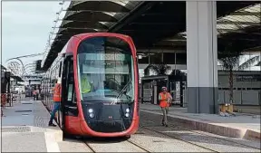  ??  ?? Une rame de tramway au Terminal 1 de l’aéroport pendant les essais.