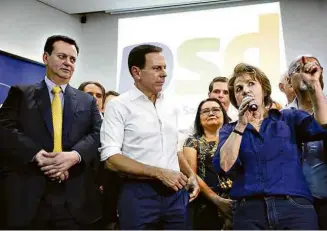  ?? Joel Silva/Folhapress ?? Os ex-prefeitos Gilberto Kassab e João Doria com Alda Marco Antônio no evento do PSD