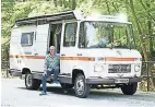  ?? [ Clemens Fabry ] ?? Tom Strobl in seinem „Rüttelbus“, einem 46 Jahre alten Campingwag­en.