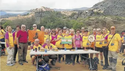  ??  ?? Miembros del Grupo Senderista Palmeño en el Encuentro Andaluz de Montañeros Veteranos, en Mojácar.