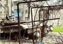  ?? (Twitter) ?? Carro armato Il tank russo asfalta auto fuori dalle case di Mariupol