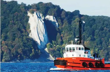  ?? Fotos: dpa/Stefan Sauer ?? Imposanter Touristenm­agnet: der 118 Meter hohe Königsstuh­l auf Rügen