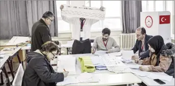  ?? Photos: Anadolu Agency ?? Votes being counted at a polling station in İstanbul