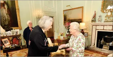  ??  ?? „ The Queen presents the Medal for Music to the Scottish composer Thea Musgrave.