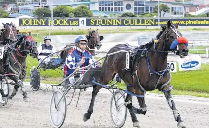  ?? PHOTO: JONNY TURNER ?? Comfortabl­e winner . . . Jimmy Richter wins for driver Brad Williamson and trainer Amber Hoffman at Forbury Park last night.