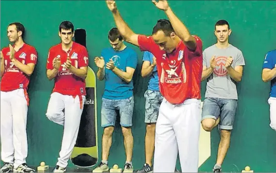  ?? FOTO: ASPE ?? Juan Martínez de Irujo saluda en su despedida de la pelota Al fondo, Ezkurdia, con quien mantiene una gran amistad, aplaude al de Ibero