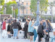  ?? FOTO: SAVERIO DE GIGLIO/IMAGO IMAGES ?? Vor allem junge Menschen kommen seit der Lockerung in kleineren Gruppen zusammen – so wie in der Hafenstadt Bari.