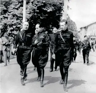  ??  ?? Roberto Farinacci (1892-1945), primo da sinistra, con Achille Starace, al centro, a Cremona