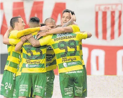  ?? FOTOBAIRES ?? Abrazos. González (24) Miranda (33) y Bordagaray (99) celebran con Márquez el gol de Defensa.