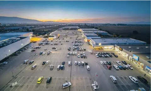  ?? | „Тринити кепитъл“ ?? За последните две години в Jumbo Plaza са построени и въведени в експлоатац­ия нови 5.5 хил. кв.м търговски площи