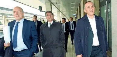  ?? (Cavicchi/ LaPresse) ?? Rendering Come verrà trasformat­a via Sostegno. Sopra: il sindaco tra l’assessore Muchetti (sinistra) e Mazzoncini