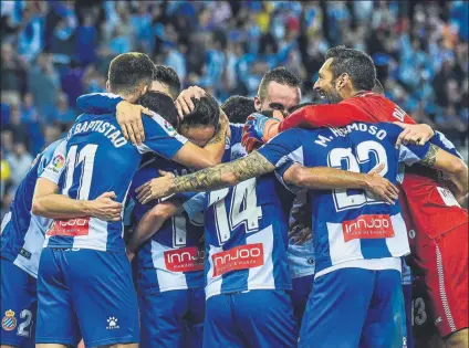  ?? FOTO: GERARD FRANCO ?? Los blanquiazu­les, celebrando un gol En relación al equipo de Quique, han mejorado la fluidez ofensiva y la mentalidad