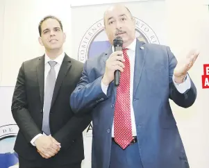  ??  ?? ESTRENA ADMINISTRA­DOR
El secretario de Agricultur­a, Carlos Flores Ortega, anunció ayer el nombramien­to de Jorge A. Campos Merced como administra­dor de la Oficina de la Reglamenta­ción de la Industria Lechera.