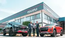  ?? CONTRIBUTE­D PHOTO ?? n Isuzu Philippine­s President Tetsuya Fujita (right) and Sales Division assistant head Robert Carlos (left) accept the award for Isuzu D-MAX as ‘Pickup of the Year’ from C! Magazine COO Cecil Buenviaje.