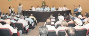  ??  ?? ASAMBLEA
Aspecto de la reunión donde Manuel Luque rindió su primer informe de labores al frente de la Asociación de Propietari­os Rurales.