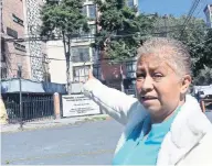  ??  ?? Teresa Rodríguez, habitante del edificio de Osa Mayor, afirma que ninguna autoridad se ha acercado para presentar un plan de acción.