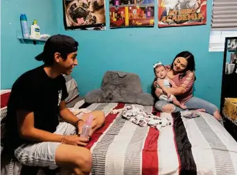  ?? Jessica Phelps / Staff photograph­er ?? Jaret Anchondo and Estefania Chapa of San Antonio sit with their 5-month-old daughter, Rosali. They have been having trouble finding a special baby formula for the infant.