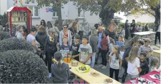  ??  ?? Merenda offerta all’inaugurazi­one