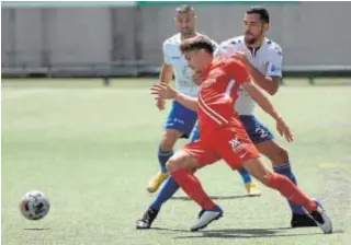  ?? UD TAMARACEIT­E ?? Iván Romero defiende un balón ante la presión de Aythami