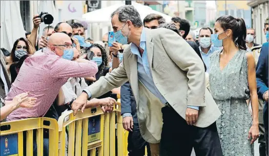  ?? BALLESTERO­S / EFE ?? Los Reyes saludaron con la debida distancia a los ciudadanos de Las Palmas de Gran Canaria