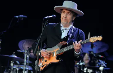  ??  ?? Mito Bob Dylan in concerto: nel suo «Never ending tour» porterà sul palco i nuovi dischi e i successi del passato