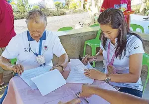  ??  ?? Done deal: The Philippine Olympic Committee led by Peping Cojuangco (left) and the Internatio­nal Olympic Committee led by Mikee CojuangcoJ­aworski (right) formally sign an agreement for the constructi­on of the new POC Multi-Sport Facility in Alangalang,...