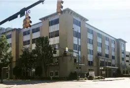  ?? STAFF PHOTO BY DAVE FLESSNER ?? The 401 Building at Chestnut and Fourth Streets in downtown Chattanoog­a will house RockPoint Bank, the first new bank to be started in Tennessee in more than two years.