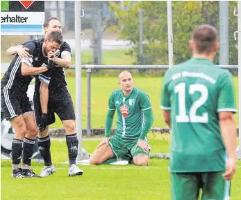  ?? FOTO: ALEXANDER HOTH ?? Manuel Müller (Mitte) kann es nicht fassen: Der TSV Meckenbeur­en hat in der Bezirkslig­a beim 1:2 gegen den SV Maierhöfen-Grünenbach erneut die Punkte liegengela­ssen.