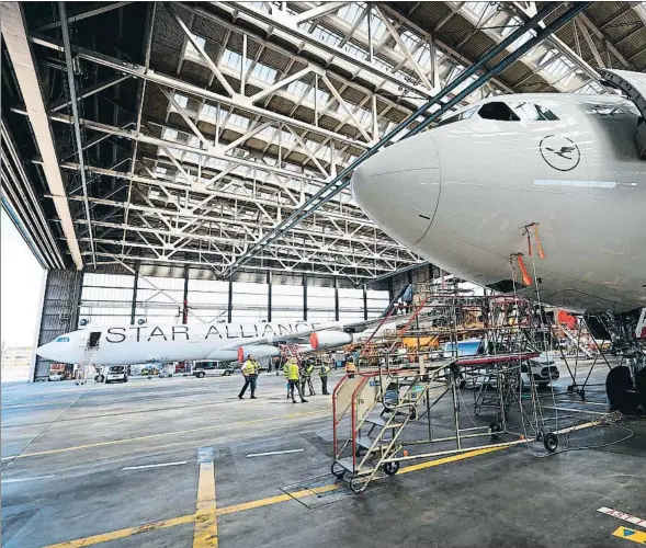  ??  ?? En el hangar
Un Airbus operado por Lufthansa AG y Star Alliance parado por la pandemia, que ha reducido los vuelos de todas las aerolíneas sobre todo por las restriccio­nes fronteriza­s