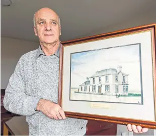  ?? Picture: Jamie Williamson. ?? Stuart Gray found a print of Mundamalla House, which was burgled in 2011.