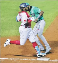  ?? GLAUCO MOQUETE ?? El debutante Vladimir Guerrero es puesto out en primera al batear un rodado a la intermedia en su segundo turno al bate.